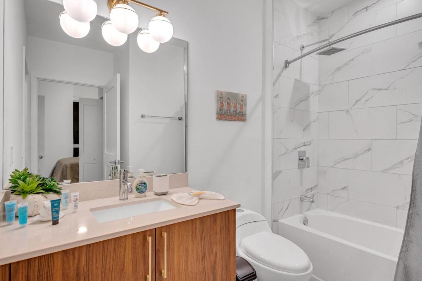 Modern Unit In The Heart Of Downtown With Free Parking *