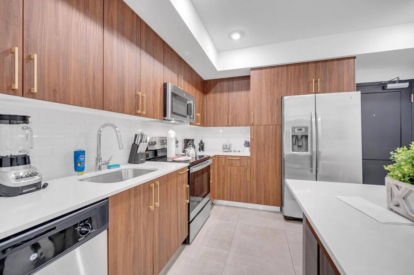 Modern Unit In The Heart Of Downtown With Free Parking