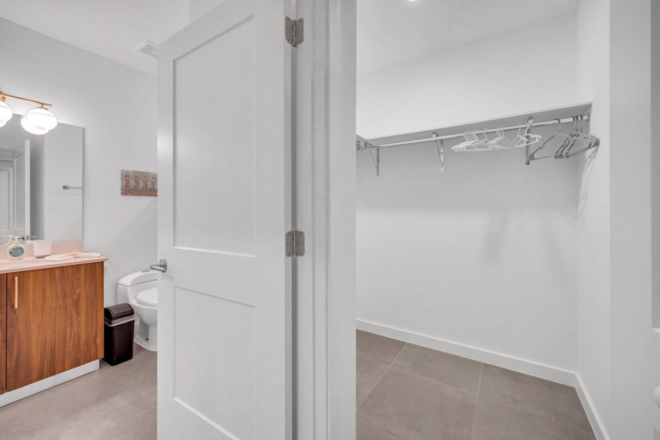Modern Unit In The Heart Of Downtown With Free Parking Apartment *