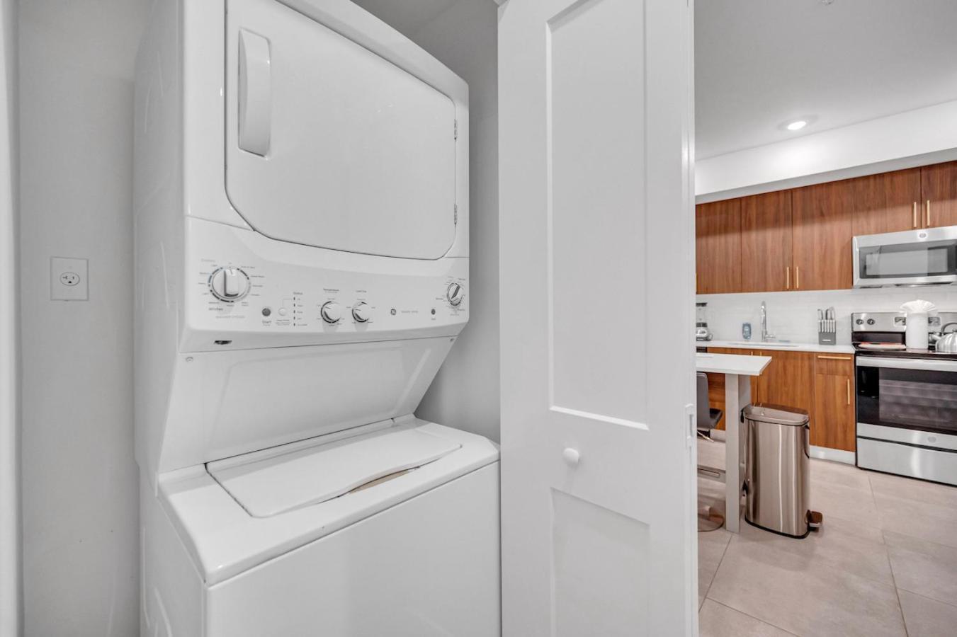 Apartment Modern Unit In The Heart Of Downtown With Free Parking *