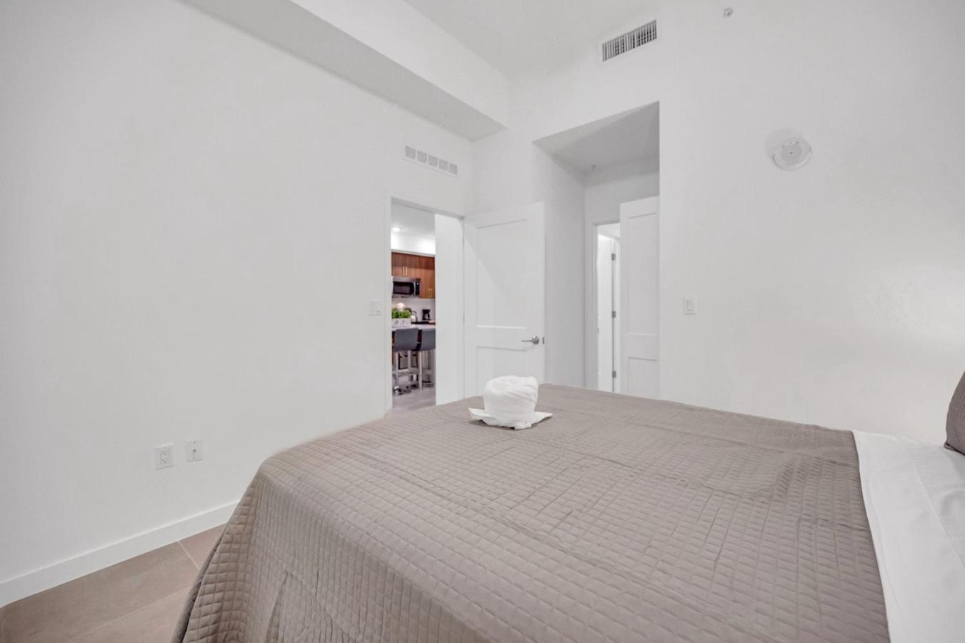 Modern Unit In The Heart Of Downtown With Free Parking Apartment *