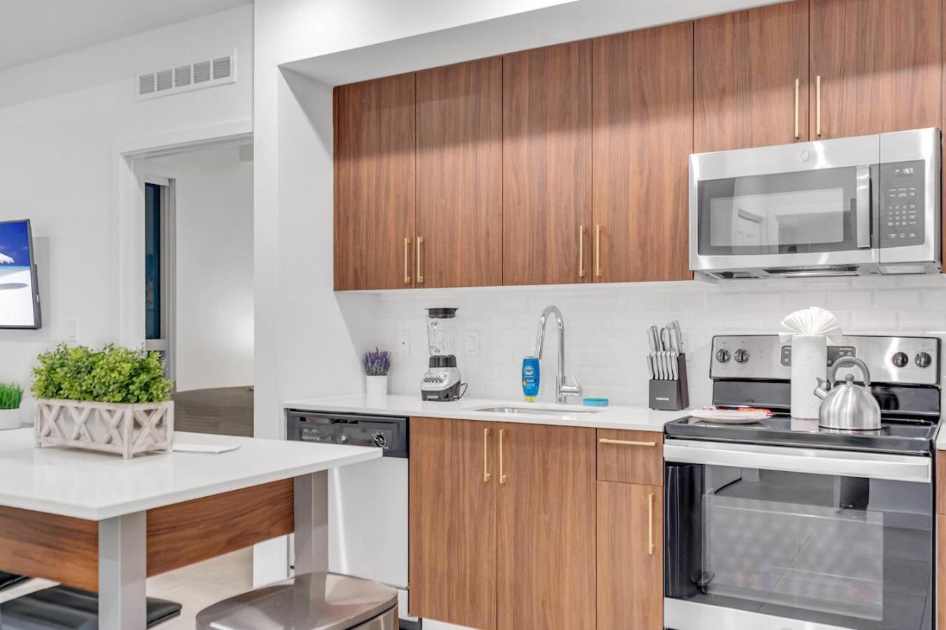 Modern Unit In The Heart Of Downtown With Free Parking Apartment