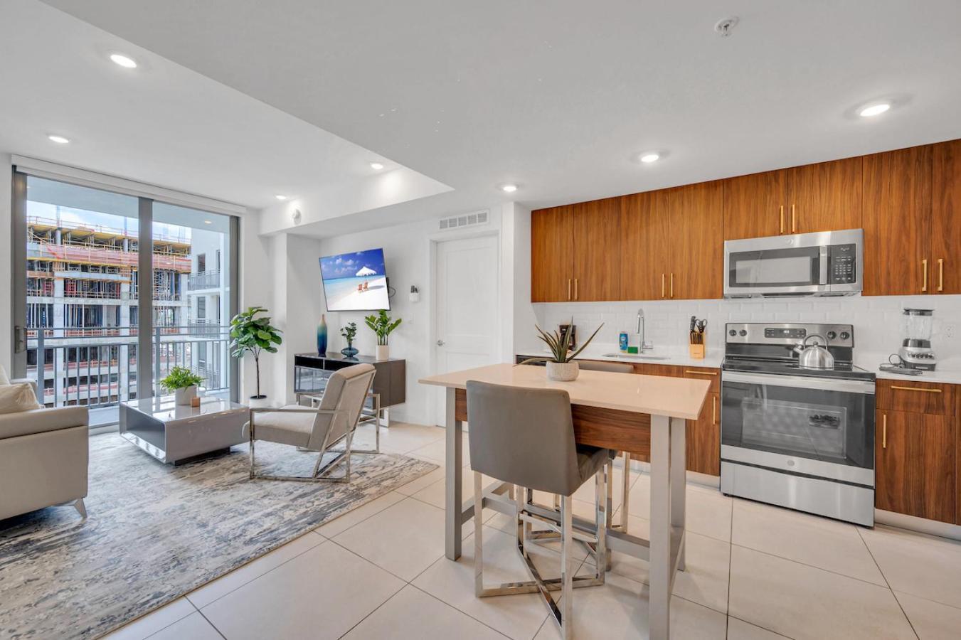 Centrally Located 2 Bed In The Heart Of Downtown With Free Parkin Apartment