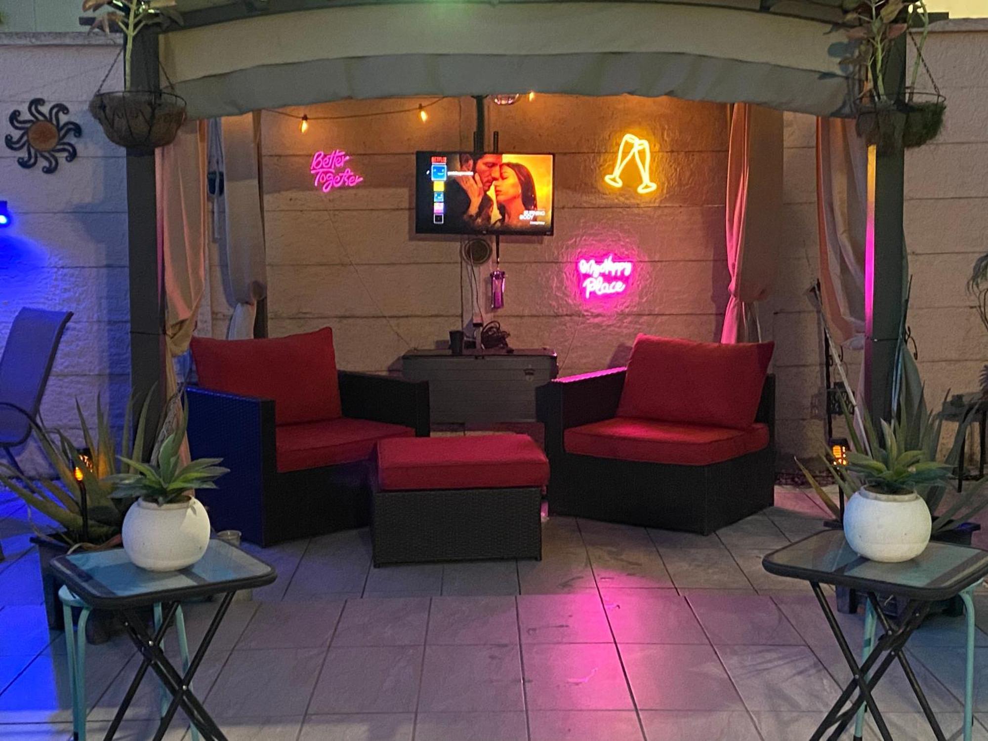 Tiny Place W Private Hot Jacuzzi 7 Min To International Airport Acomodação com café da manhã  *