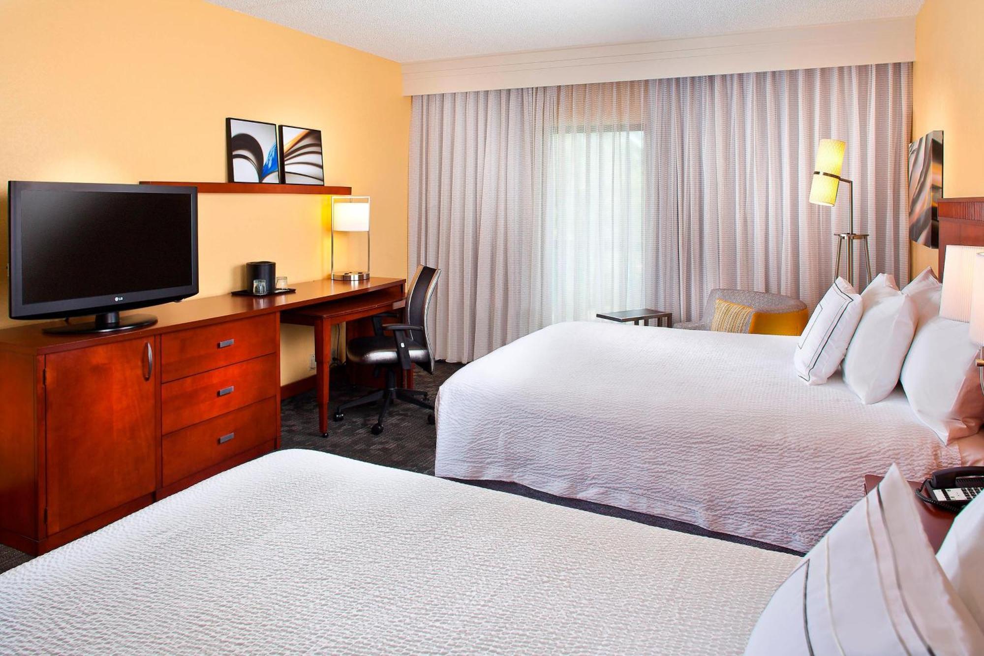 Courtyard Airport West Doral Hotel 3*