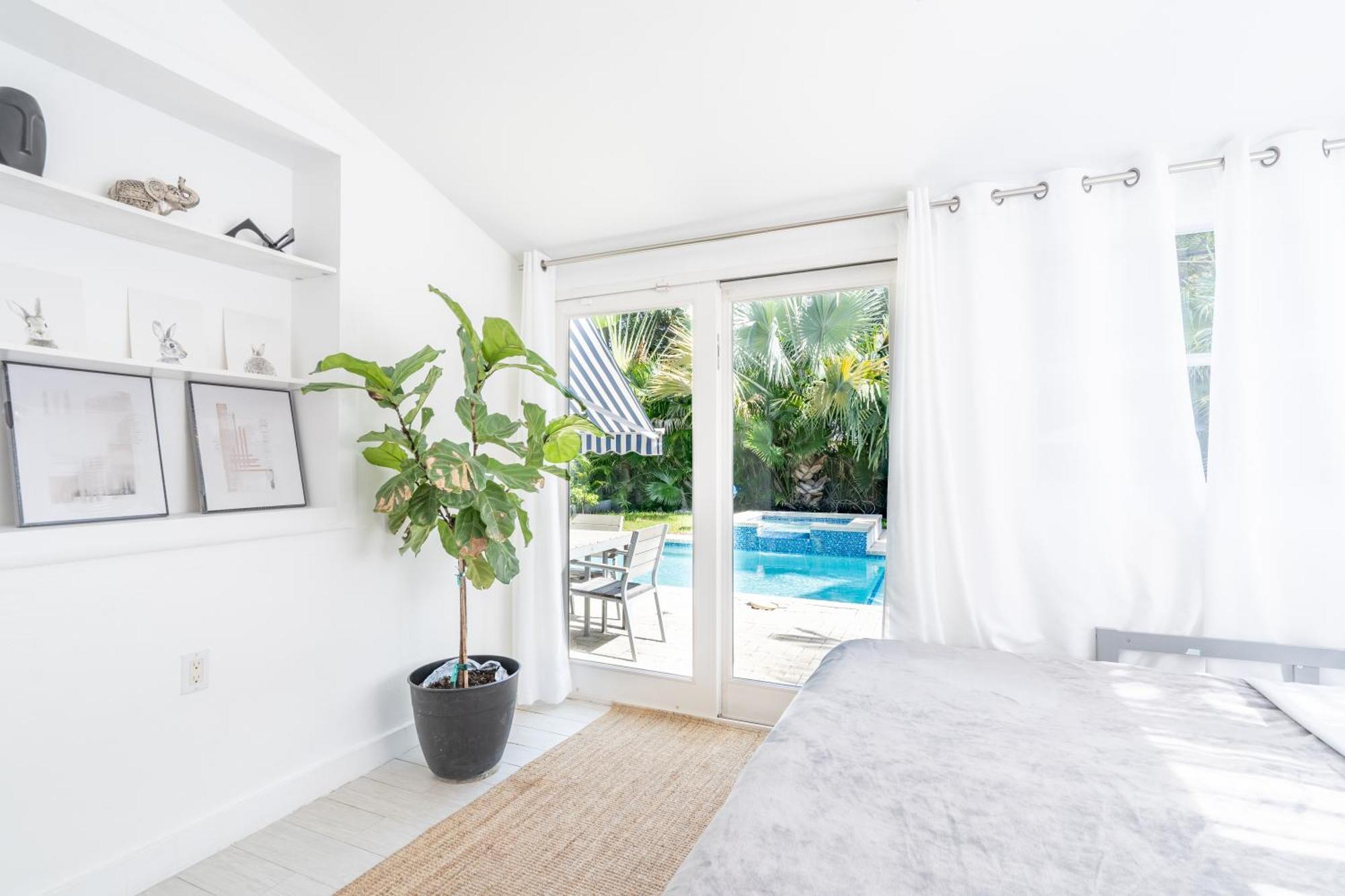 Pousada Art Deco Villa: Private Poolside Retreat Near Design District Miami