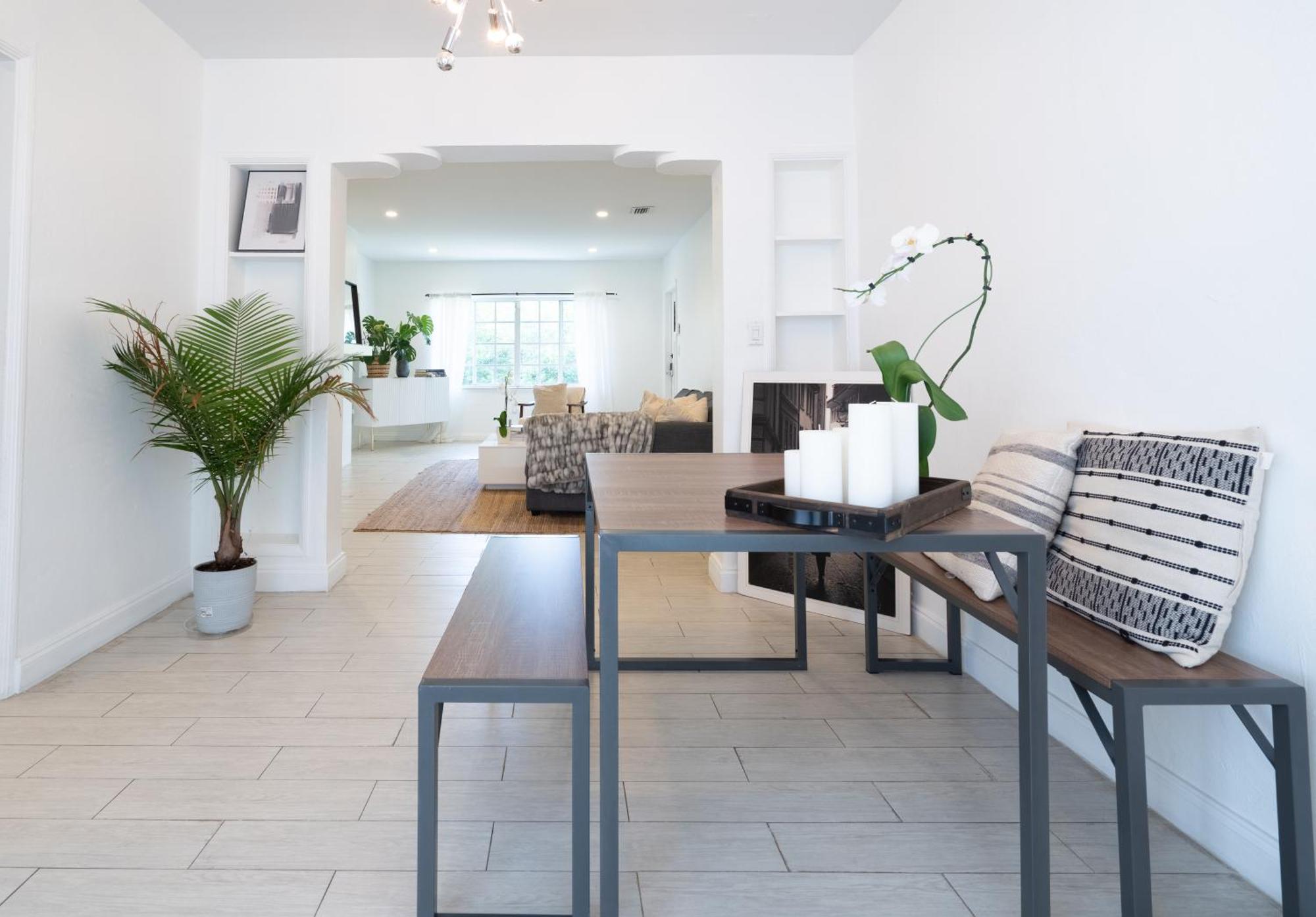 Art Deco Villa: Private Poolside Retreat Near Design District Miami