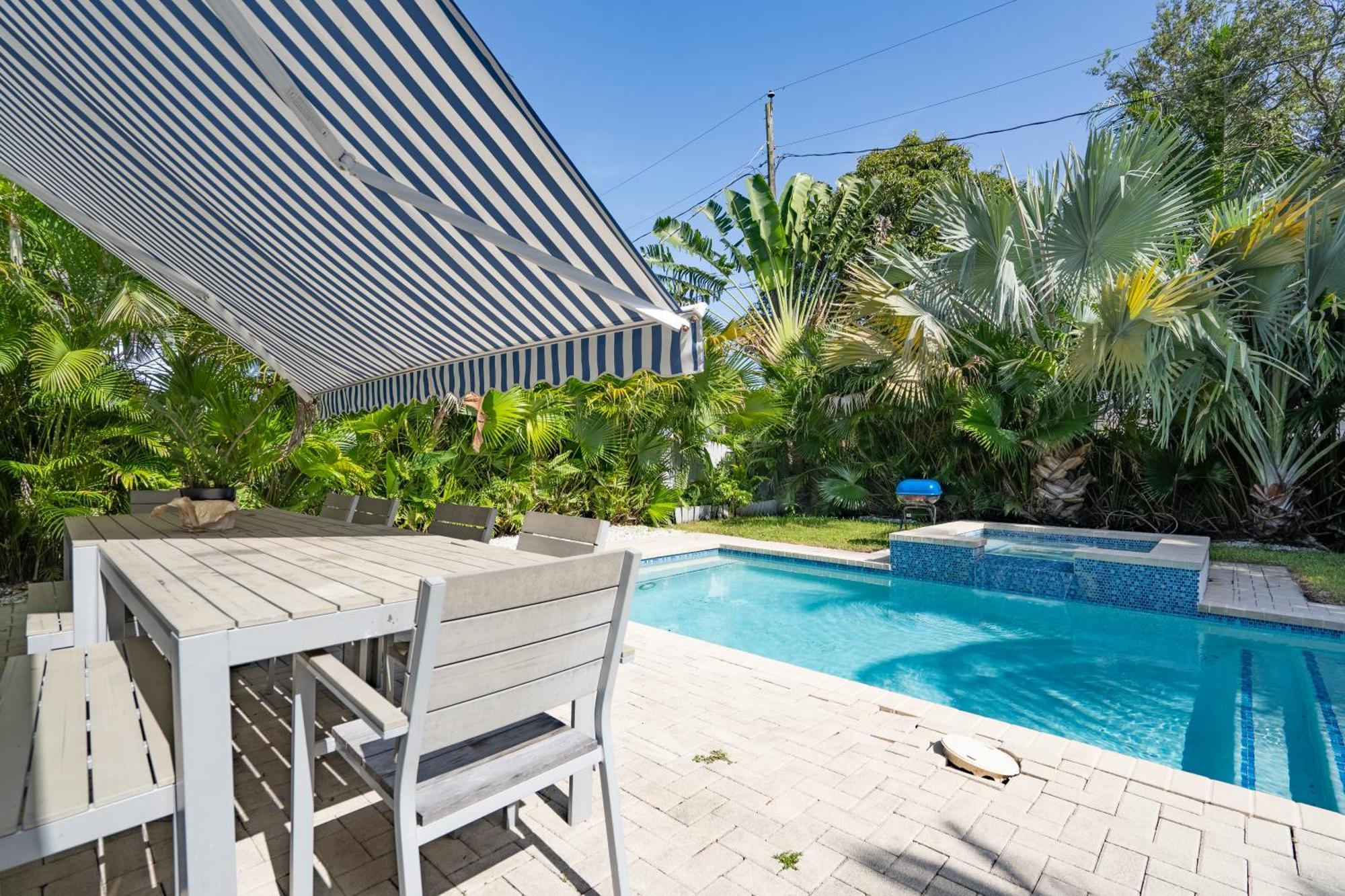 Art Deco Villa: Private Poolside Retreat Near Design District Pousada Miami