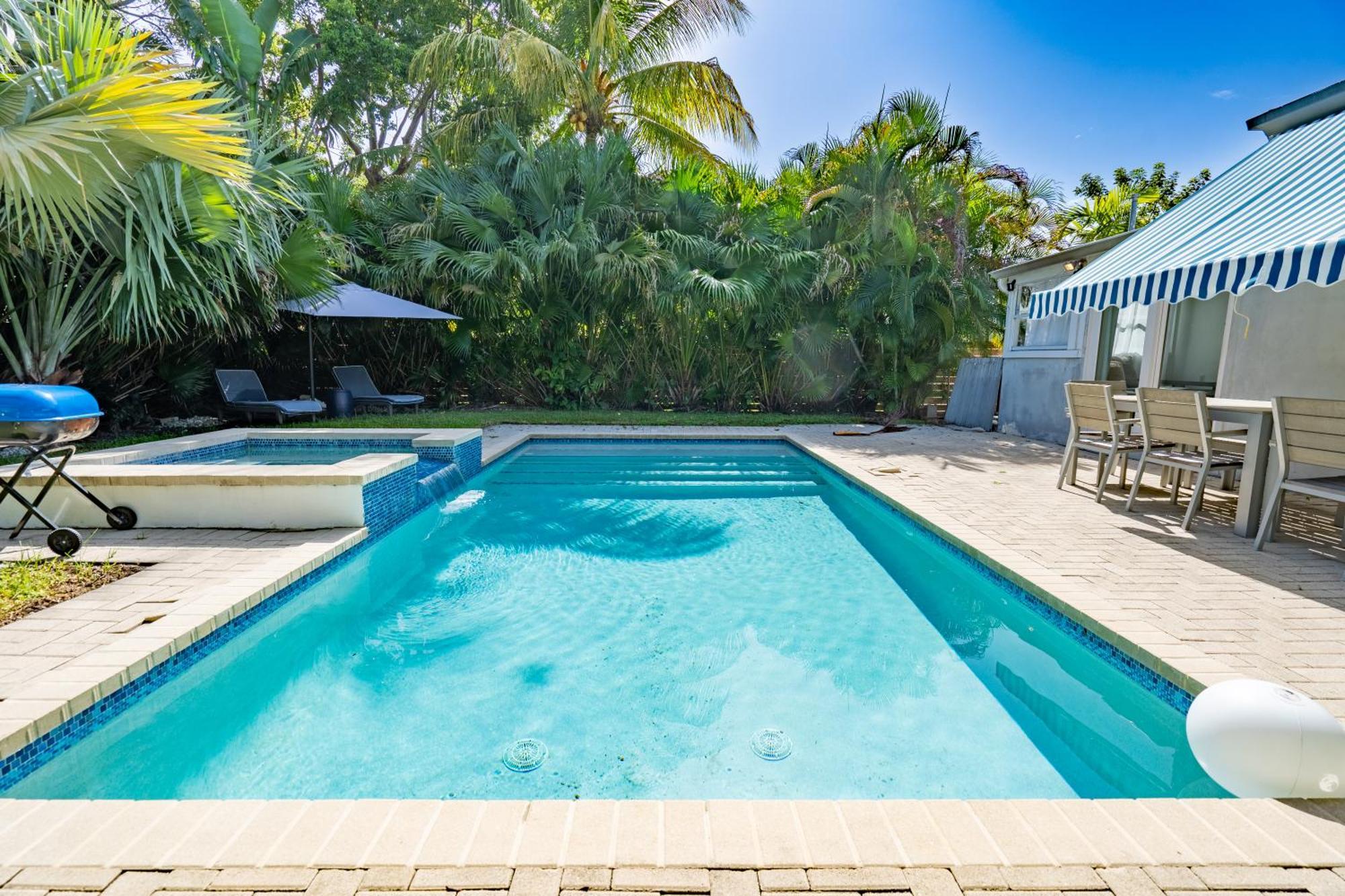Art Deco Villa: Private Poolside Retreat Near Design District Pousada