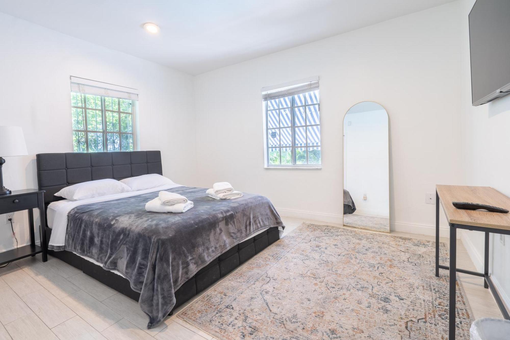 Pousada Art Deco Villa: Private Poolside Retreat Near Design District Miami