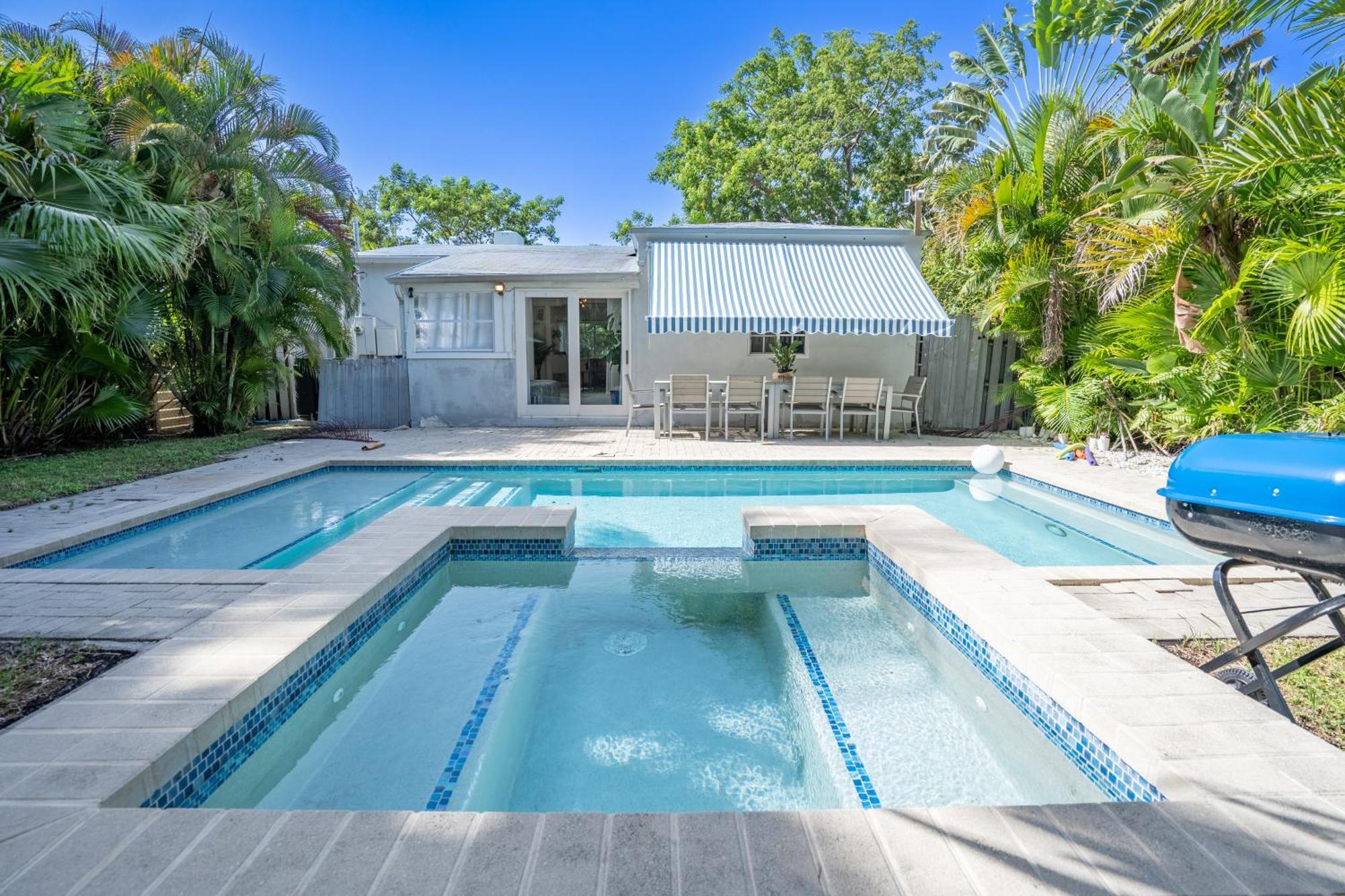 Art Deco Villa: Private Poolside Retreat Near Design District Miami