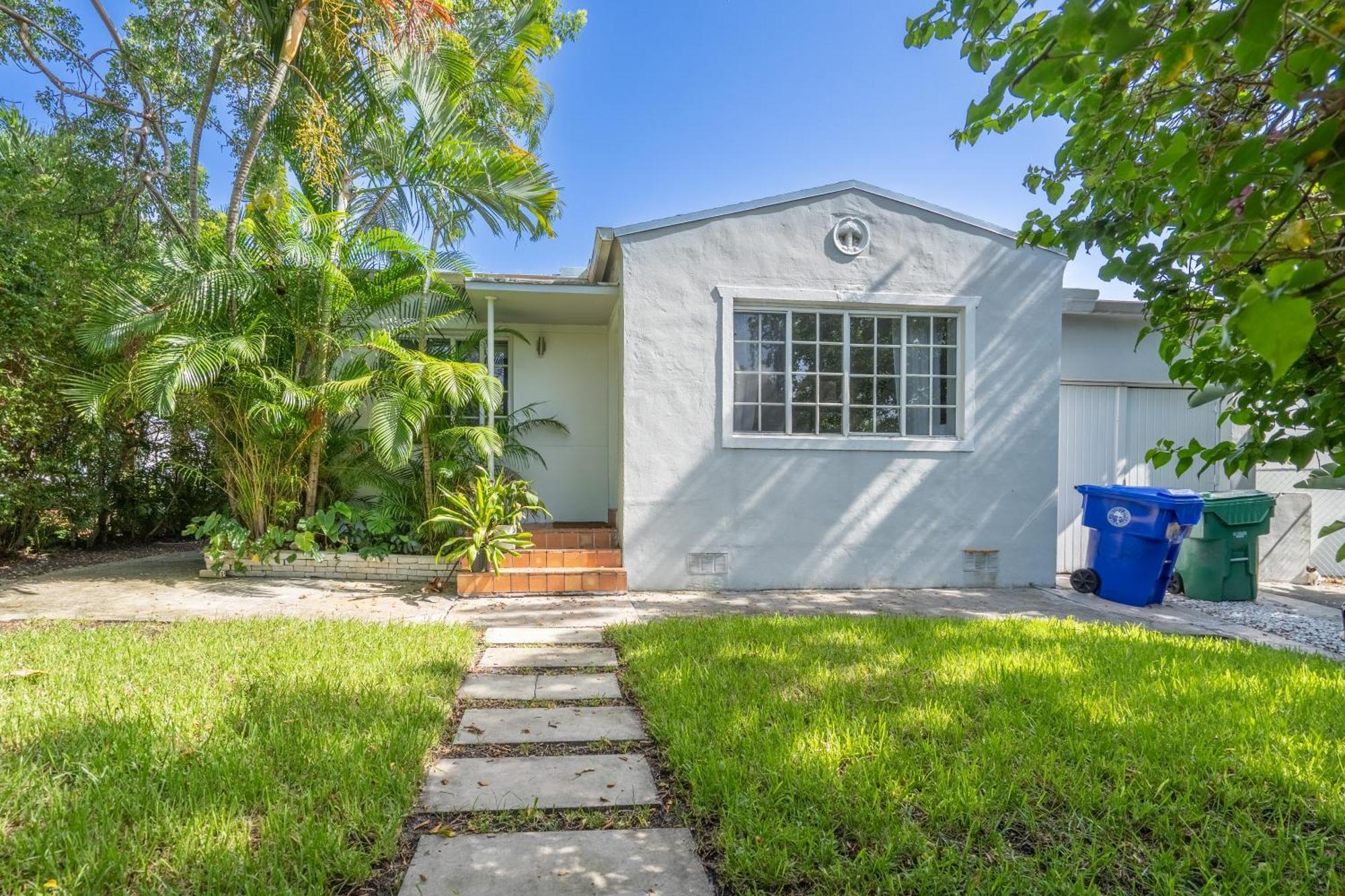 Art Deco Villa: Private Poolside Retreat Near Design District Pousada Miami