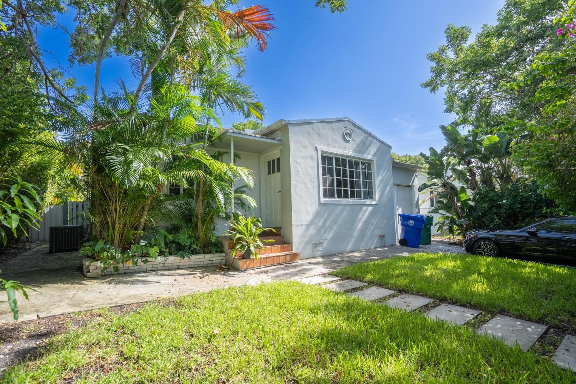 Pousada Art Deco Villa: Private Poolside Retreat Near Design District Miami