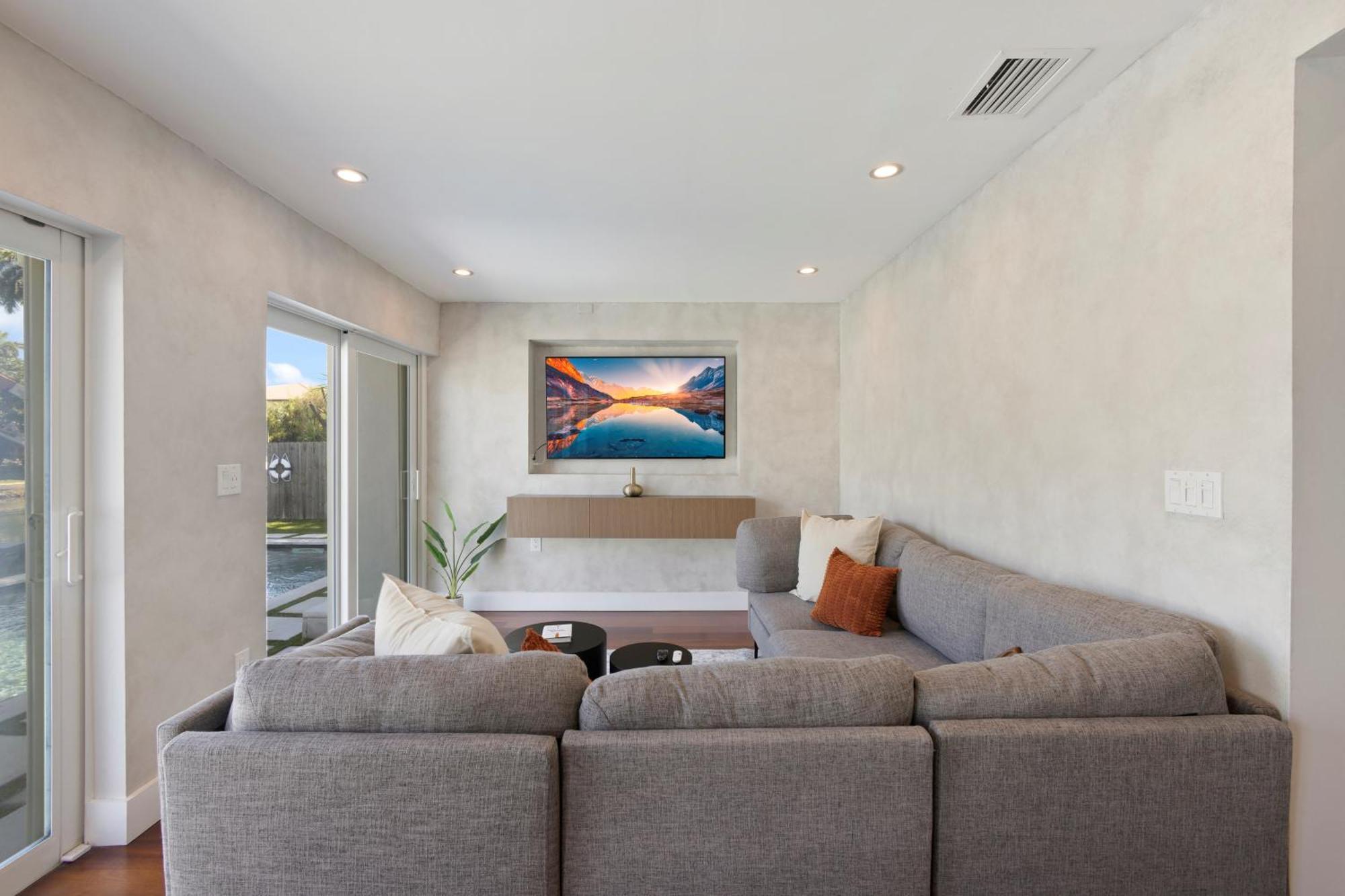 Waterfront - Kayak & Paddleboards - Firepit - Pool Holiday home *