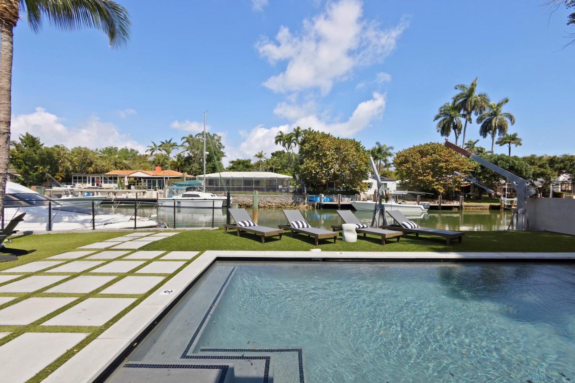 Holiday home Waterfront - Kayak & Paddleboards - Firepit - Pool *