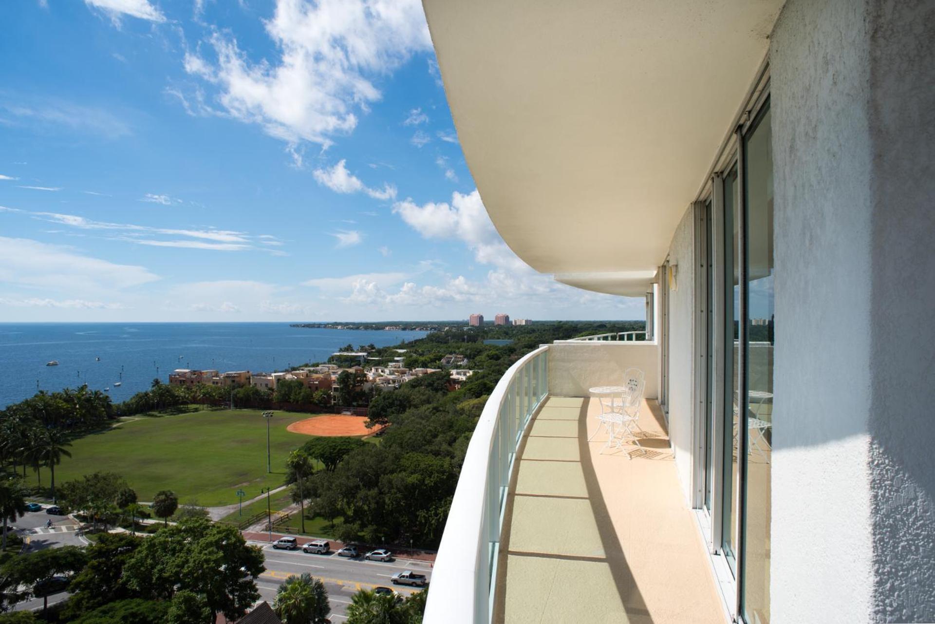 Gorgeous Coconut Grove 3 Bedroom With Amazing Views Parking Included * Miami