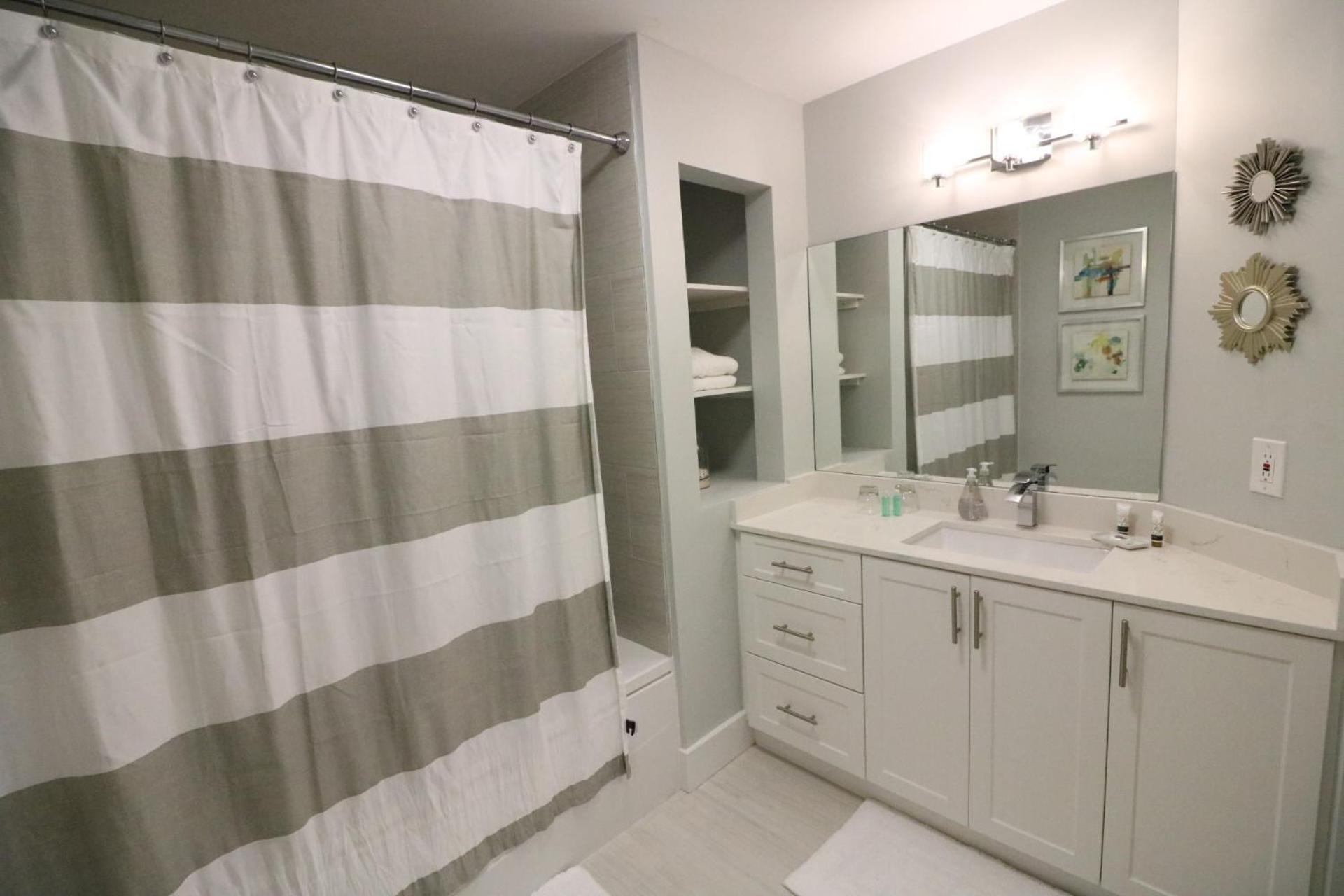 Renovated 21st Floor Private Unit Located In Coconut Grove