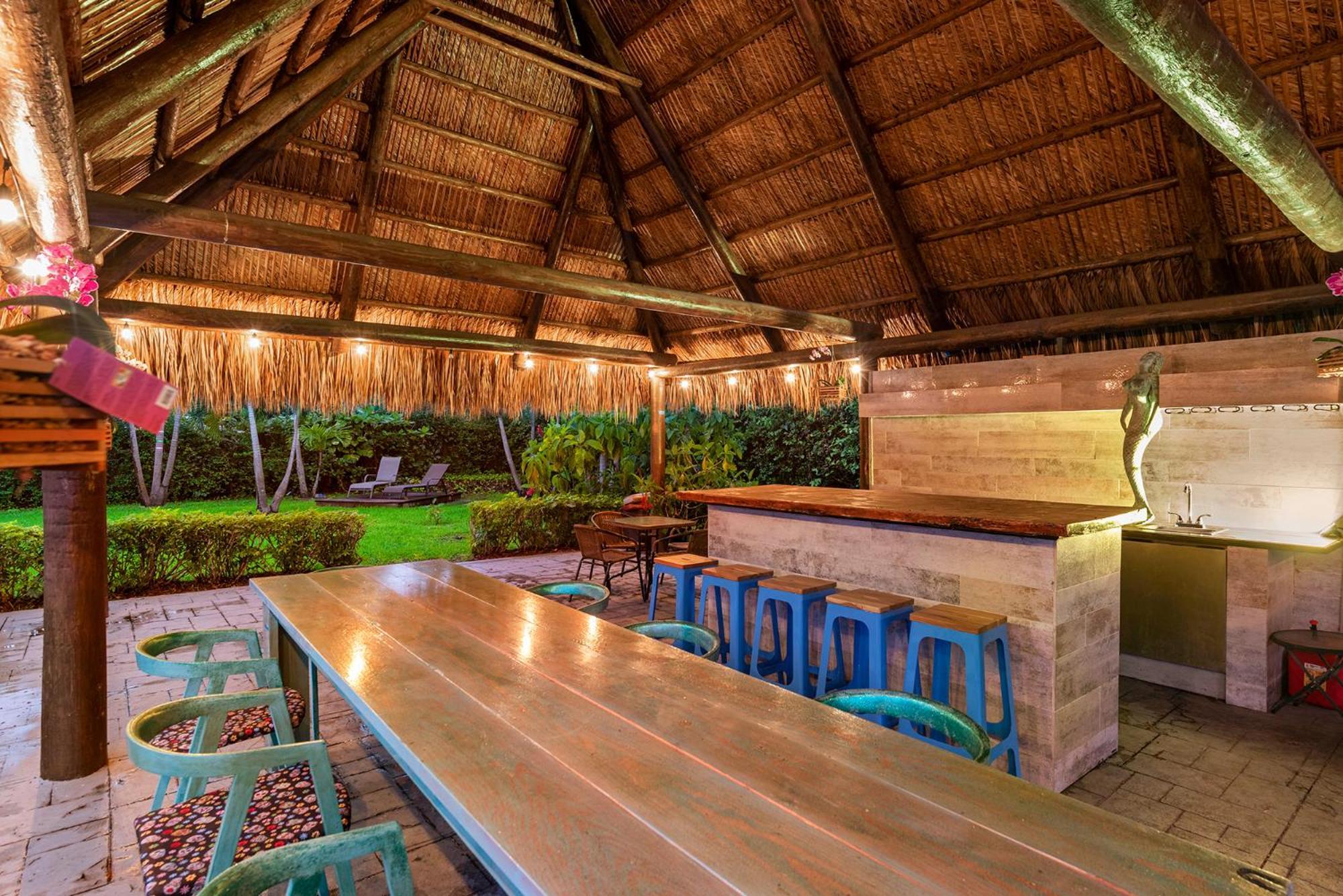 Blockchain - Acre Lot W/ Pool-hot Tub-bars-tiki-games-theater! *