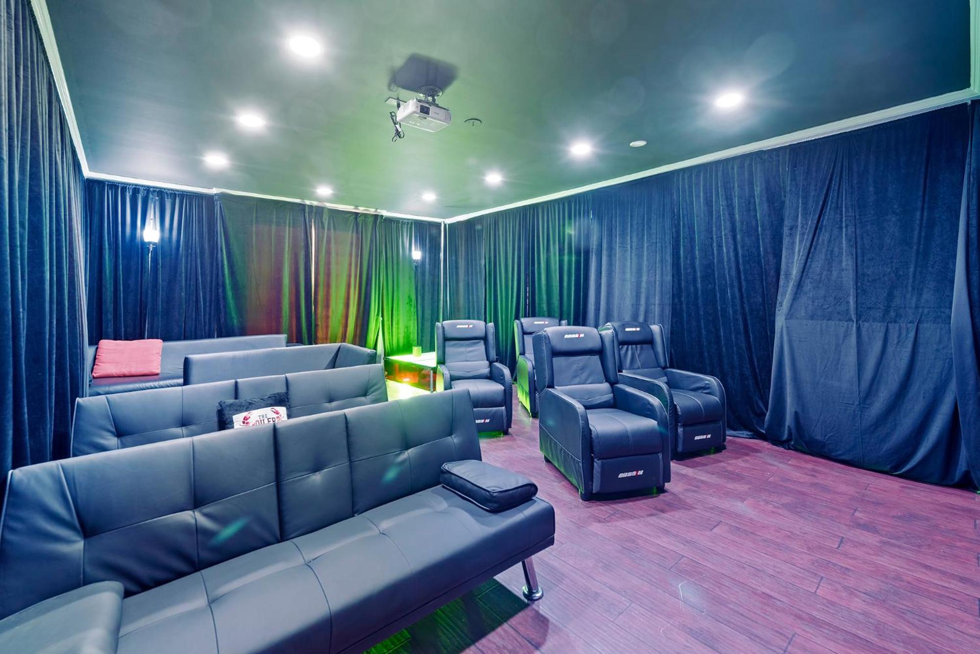 Blockchain - Acre Lot W/ Pool-hot Tub-bars-tiki-games-theater! Villa