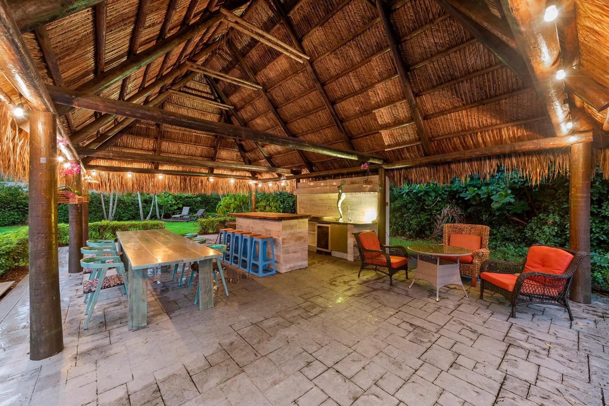 Villa Blockchain - Acre Lot W/ Pool-hot Tub-bars-tiki-games-theater! *