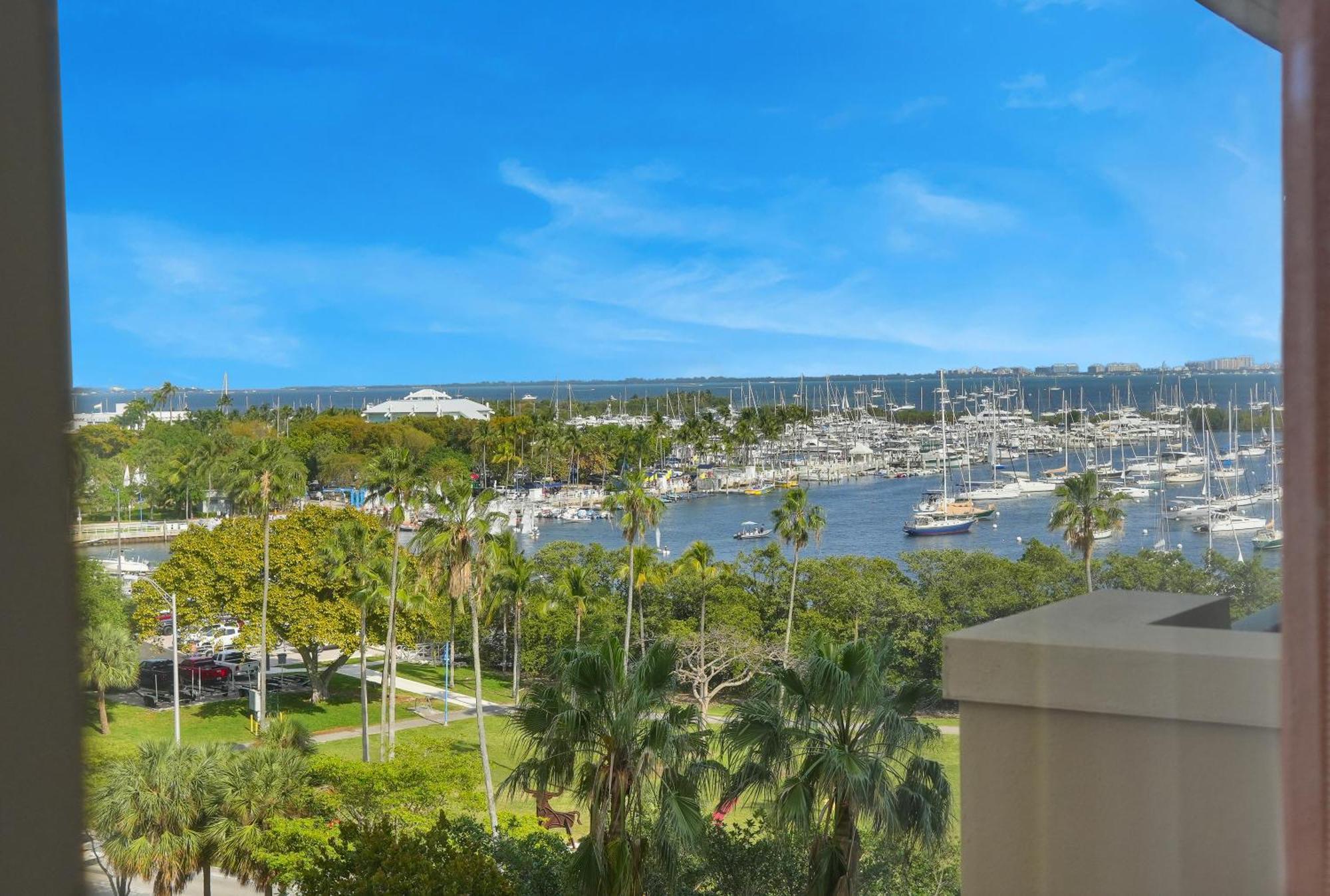 Modern Bay View Balcony In The Grove Free Parking
