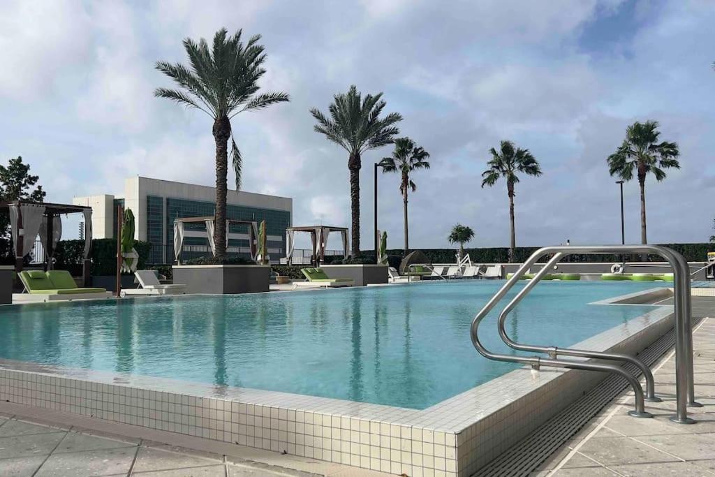 Heart Of Downtown, 3br-2 And Half Bathroom En-suites Luxe Pool!