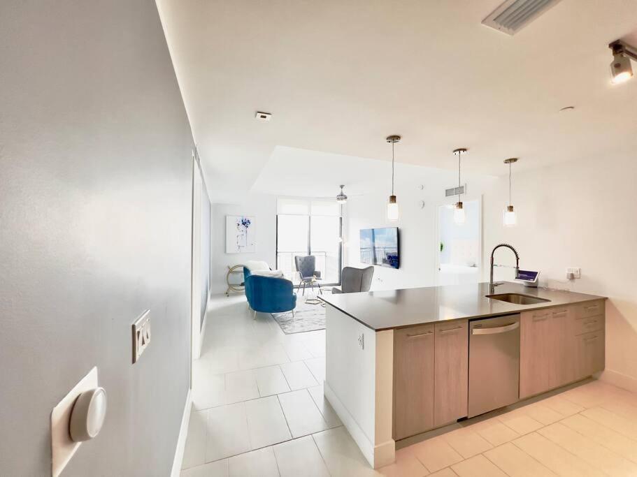 Apartment Heart Of Downtown, 3br-2 And Half Bathroom En-suites Luxe Pool!