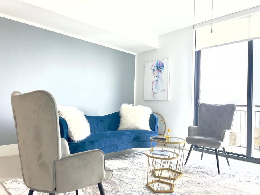 Apartment Heart Of Downtown, 3br-2 And Half Bathroom En-suites Luxe Pool! *