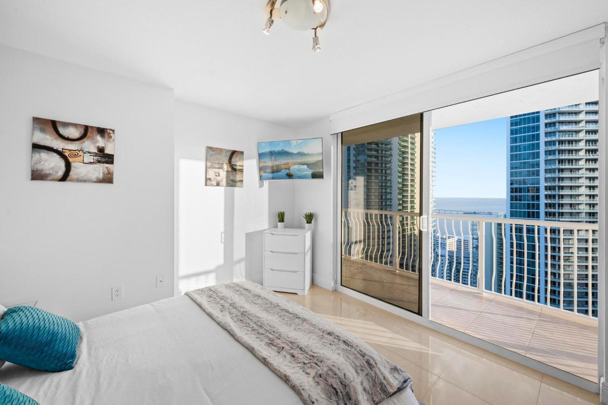 Casa de férias Bnb Hyperion - Luxe 3b W City & Ocean Views Miami