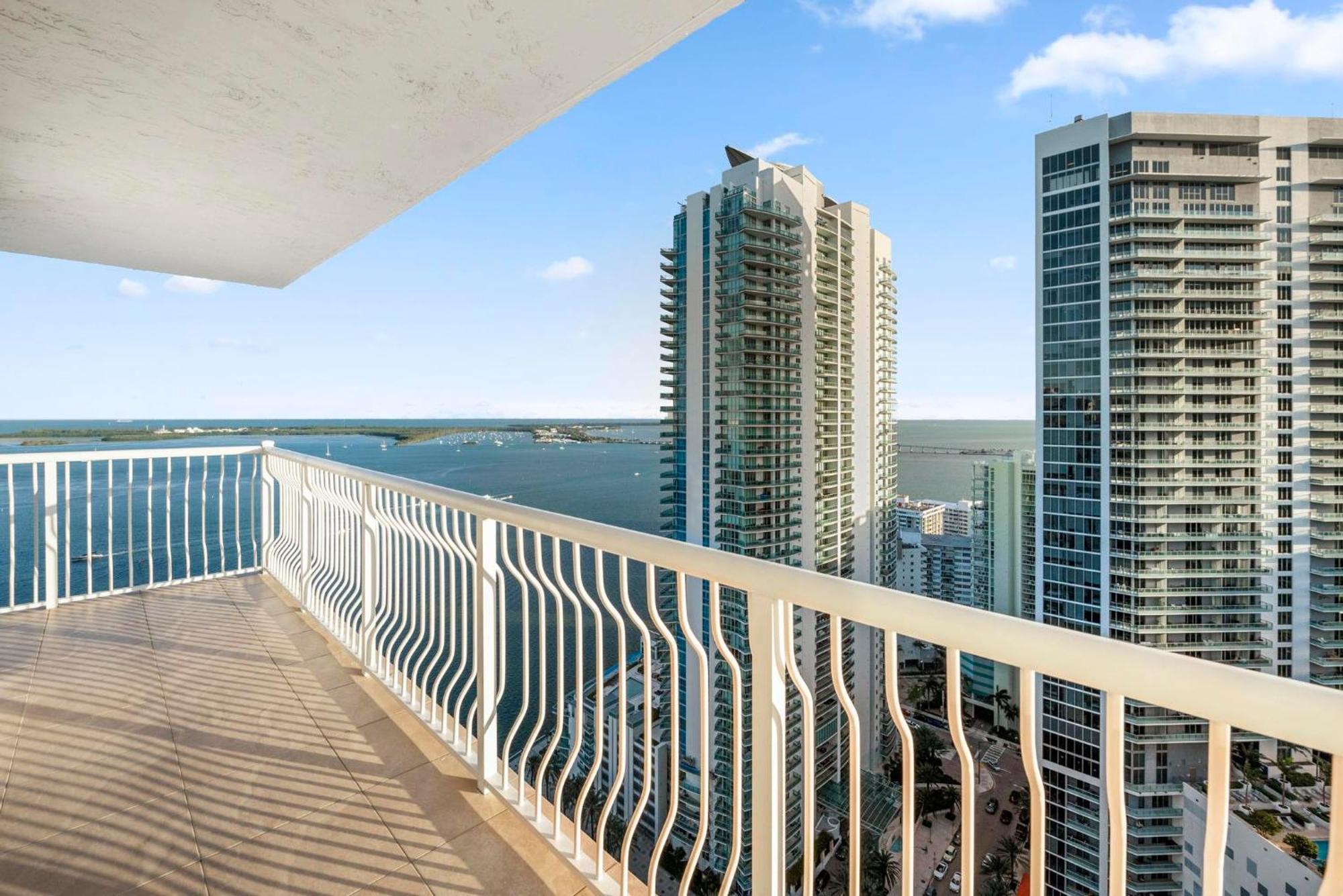 Casa de férias Bnb Hyperion - Luxe 3b W City & Ocean Views Miami