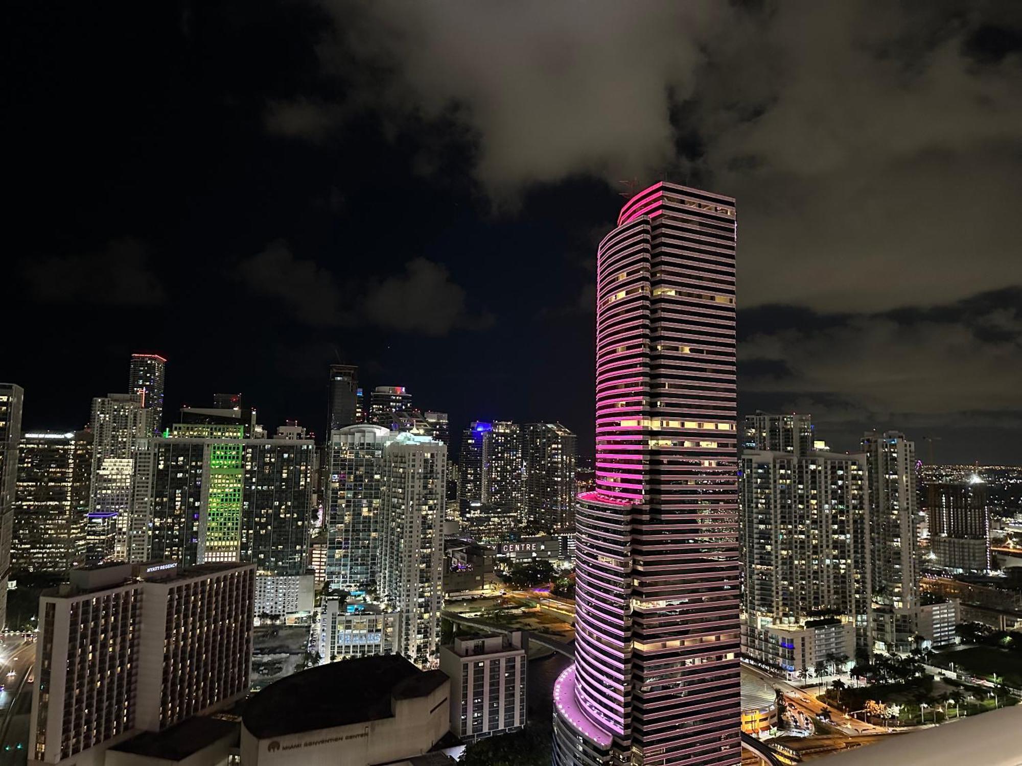 Skyline Views, Rooftop Pool, Brickell Downtown Apartment Miami