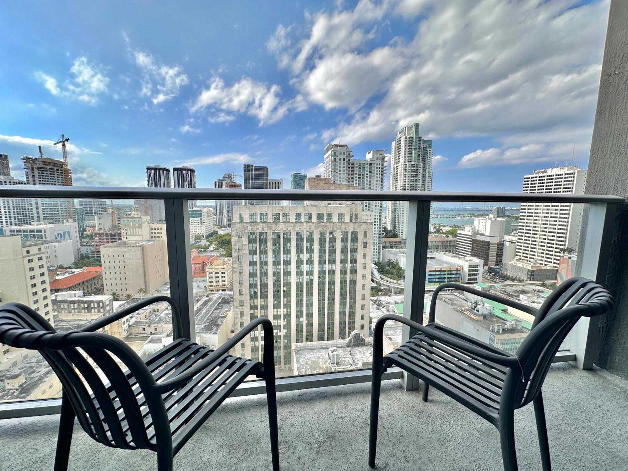 Skyline Views, Rooftop Pool, Brickell Downtown Apartment