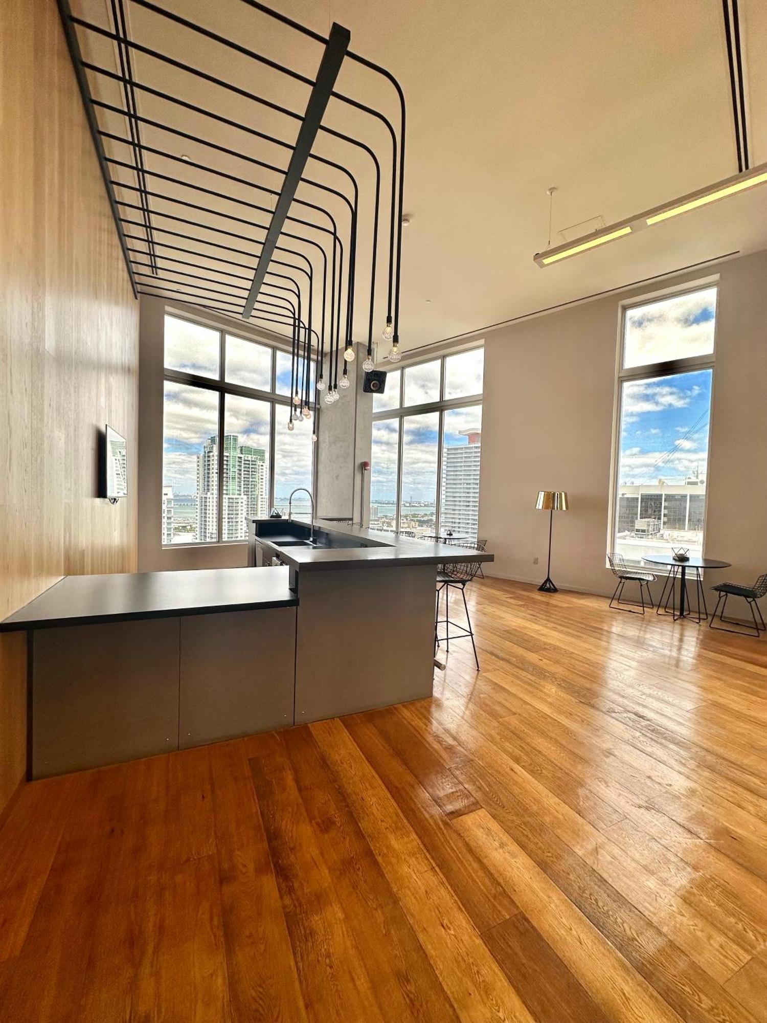 Skyline Views, Rooftop Pool, Brickell Downtown Apartment *