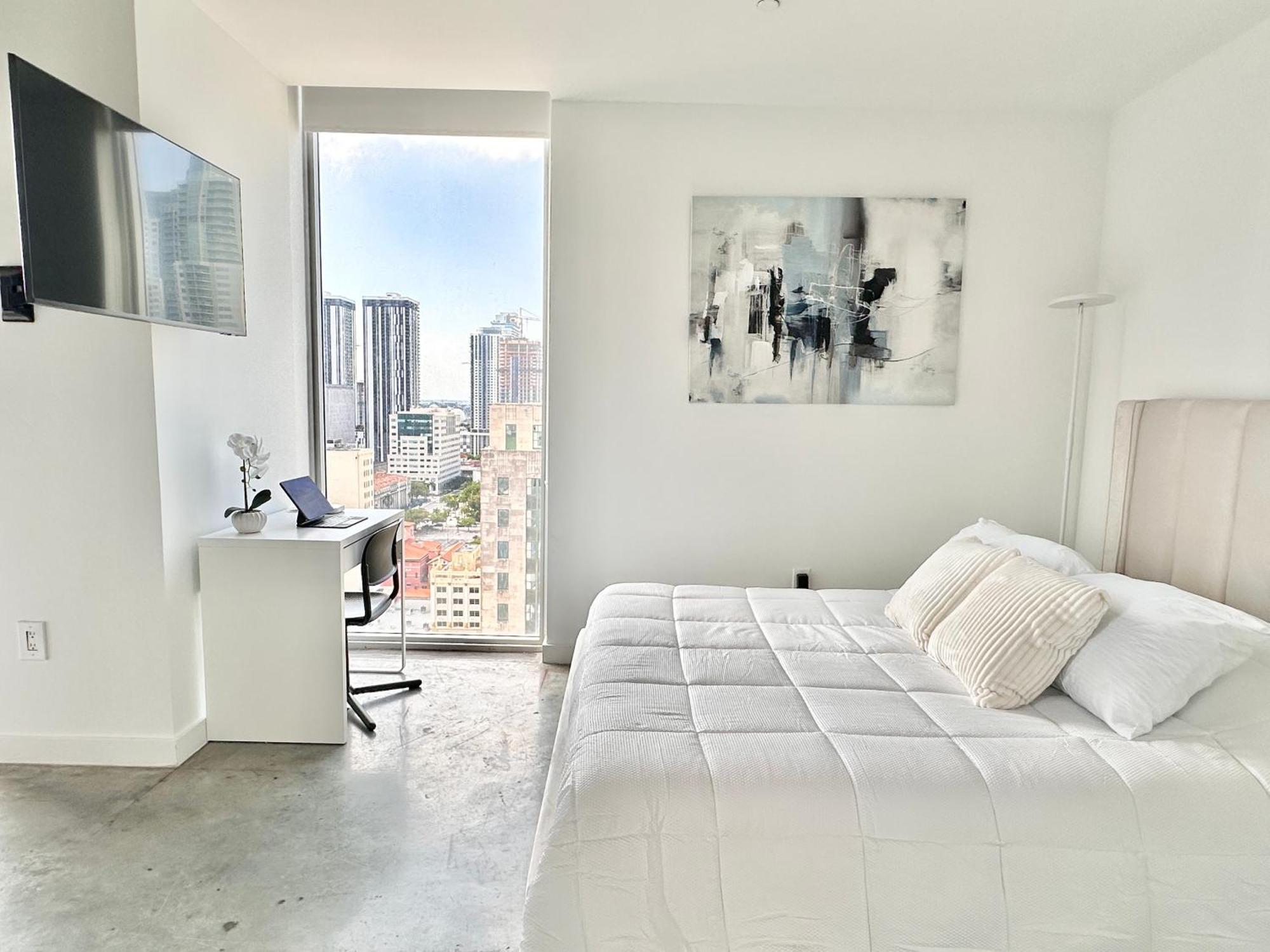 Apartment Skyline Views, Rooftop Pool, Brickell Downtown *