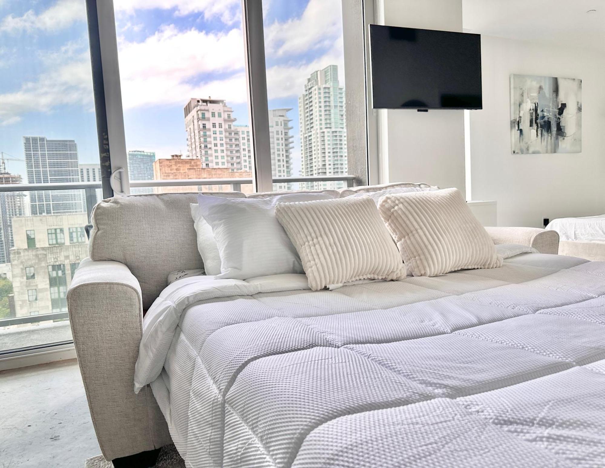 Skyline Views, Rooftop Pool, Brickell Downtown Apartment *