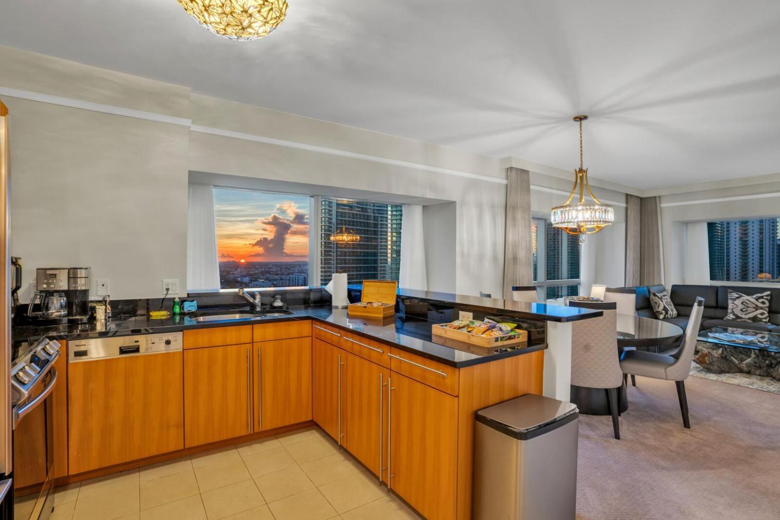 2 Bedroom Or King Studio Suites Four Seasons Hotel Miami Free Wi-Fi & Free Parking Apartment Miami