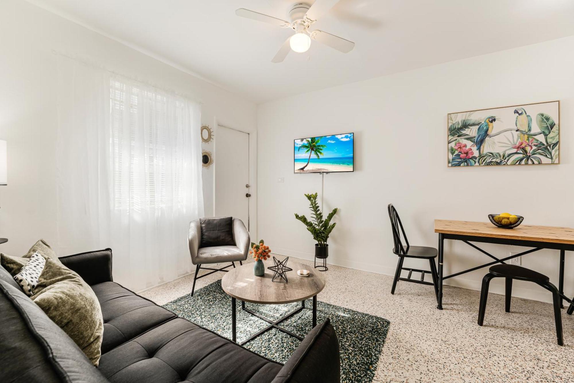 Chic 1 Bed Retreat Close To Miamis Hotspots *