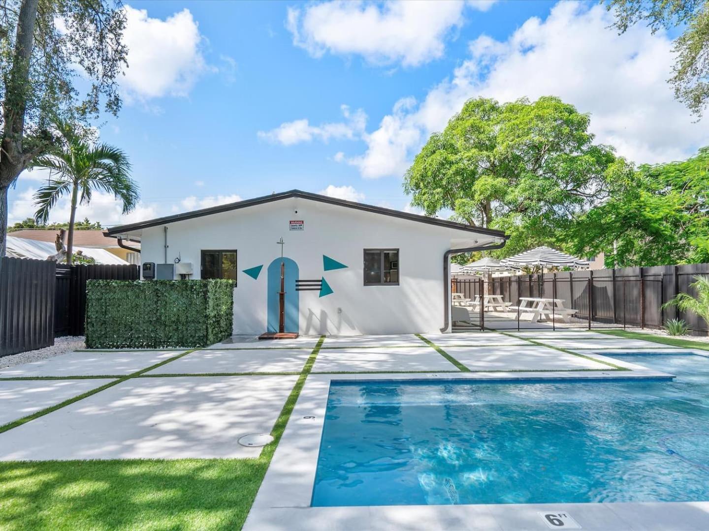 Heart Of Wd Pool & Close To Beach Apartment *