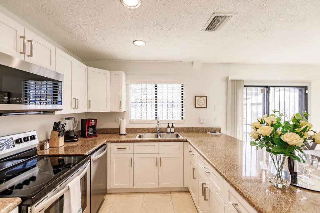 Oasis 7 Mins To Dolphin Mall Mia Ps4 Games Apartment Miami