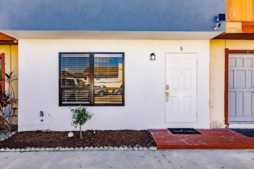 Oasis 7 Mins To Dolphin Mall Mia Ps4 Games