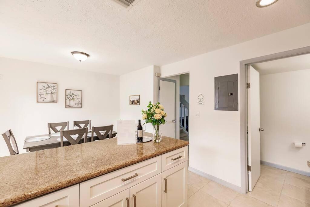 Apartment Oasis 7 Mins To Dolphin Mall Mia Ps4 Games *