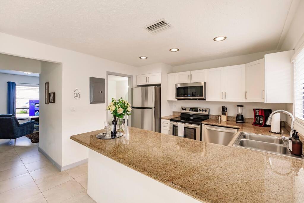 Oasis 7 Mins To Dolphin Mall Mia Ps4 Games