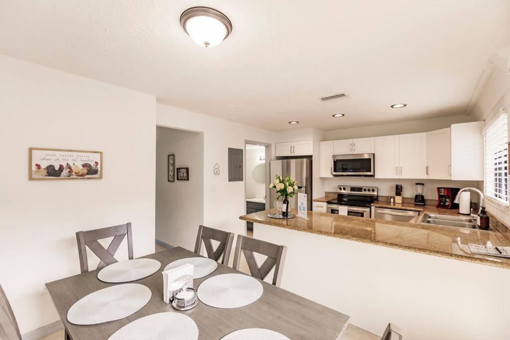 Oasis 7 Mins To Dolphin Mall Mia Ps4 Games