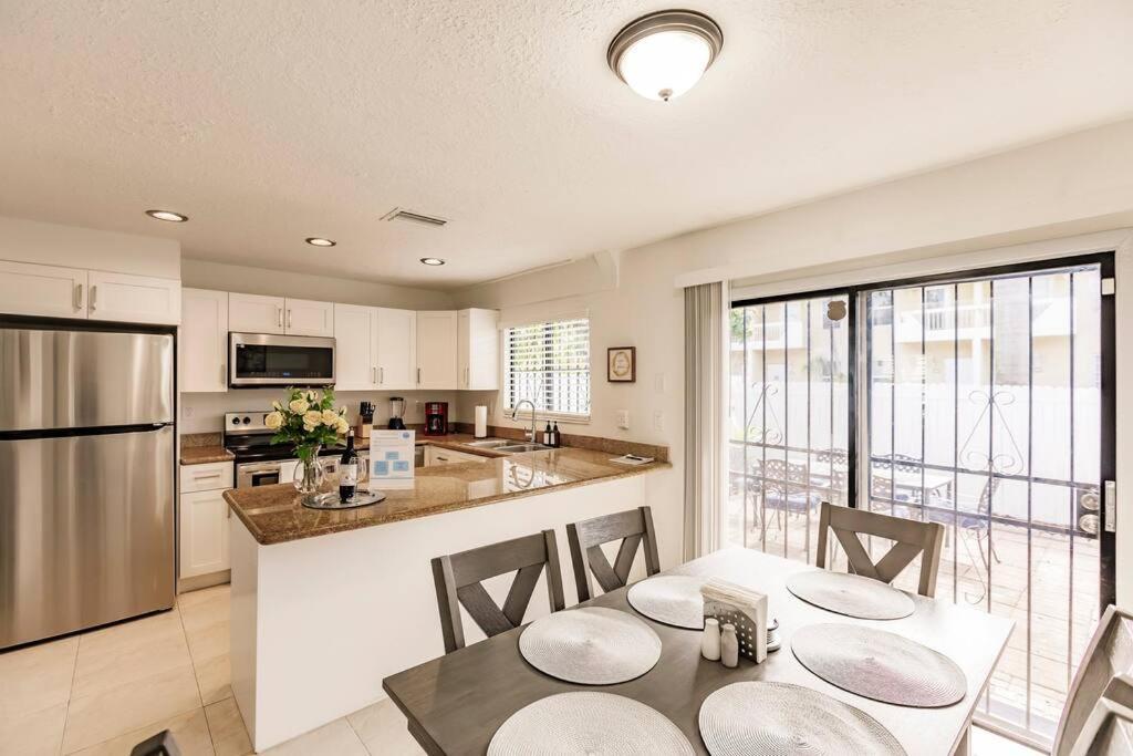 Oasis 7 Mins To Dolphin Mall Mia Ps4 Games Apartment