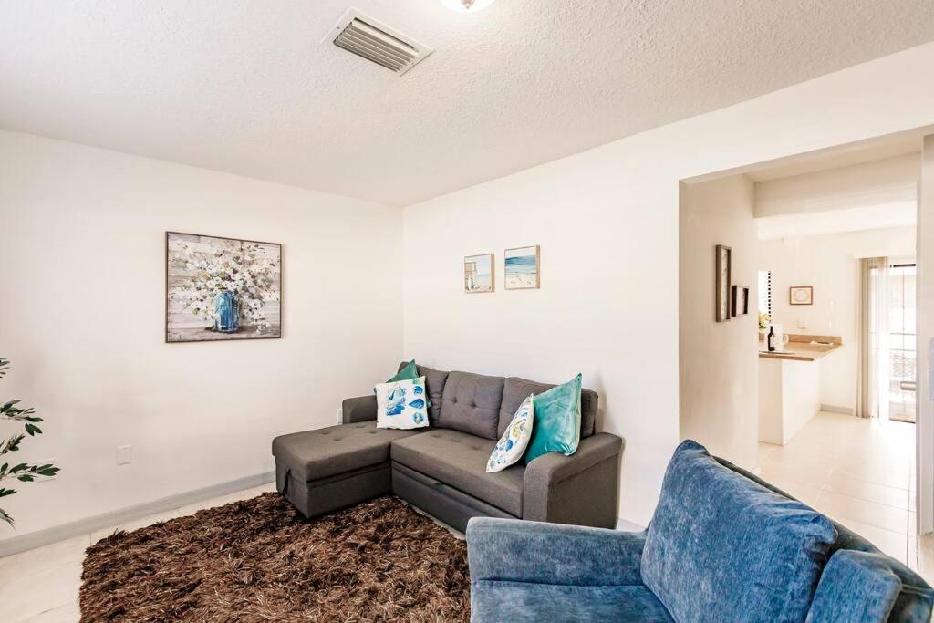Oasis 7 Mins To Dolphin Mall Mia Ps4 Games *