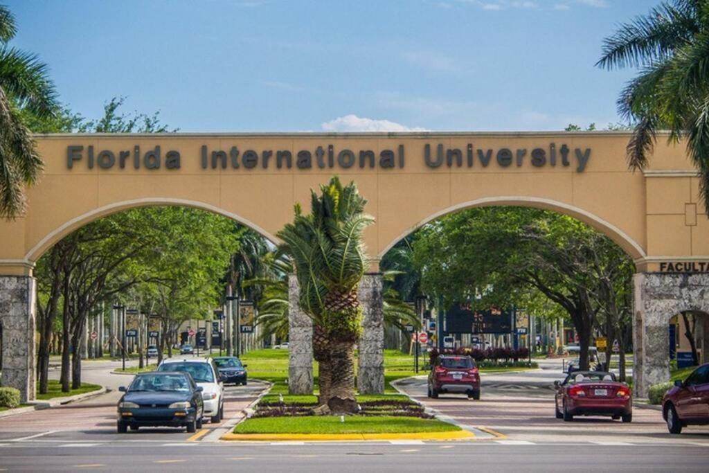 Apartment Oasis 7 Mins To Dolphin Mall Mia Ps4 Games Miami