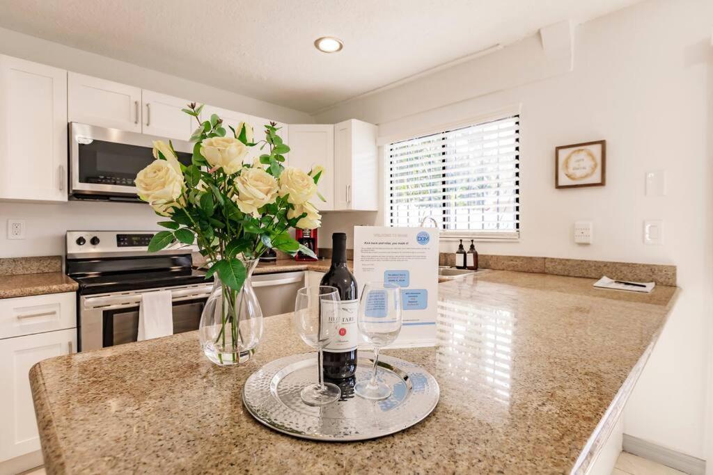 Apartment Oasis 7 Mins To Dolphin Mall Mia Ps4 Games Miami