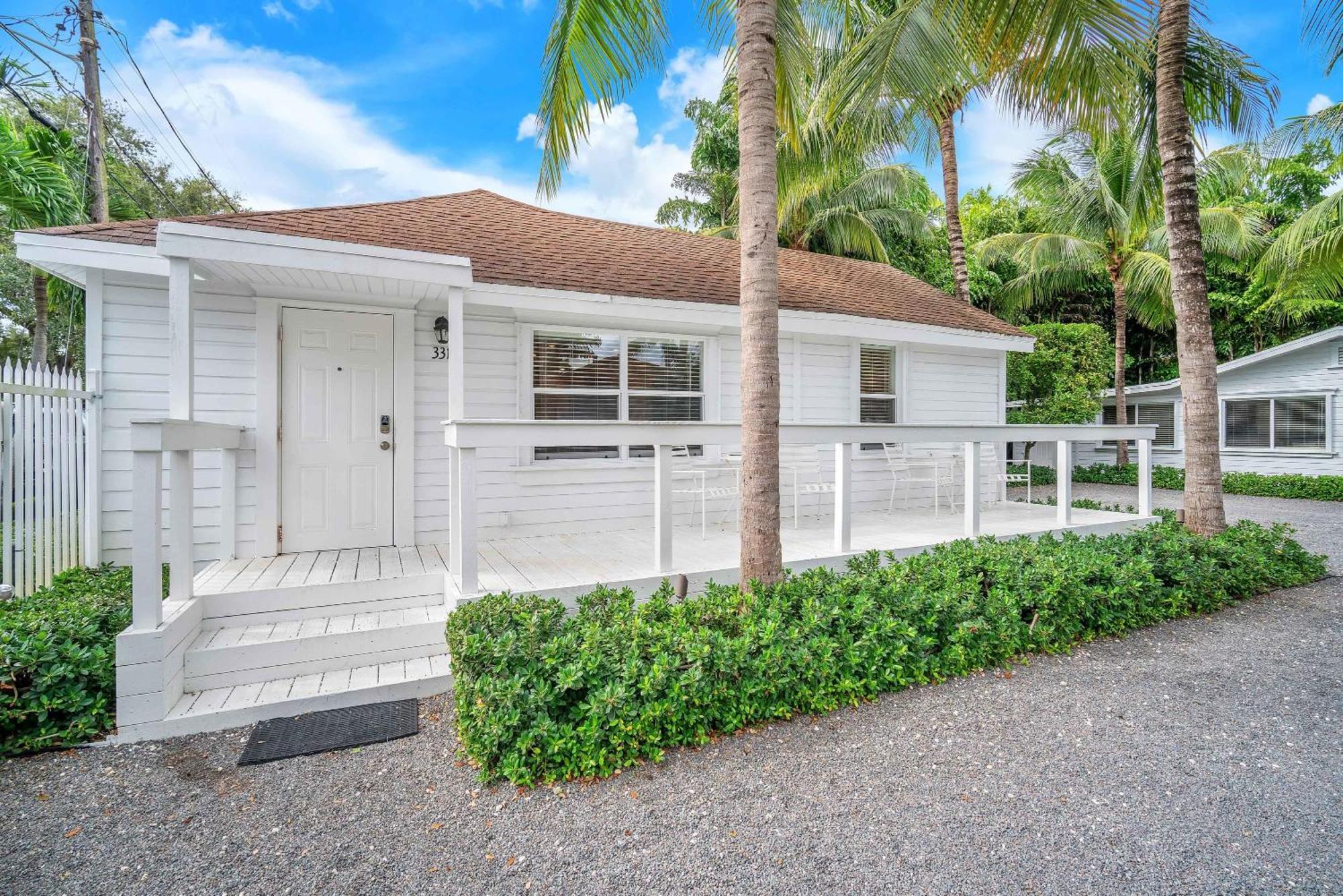 Grove Bay - 2/2 Gated Cottage-walk To Bay Miami