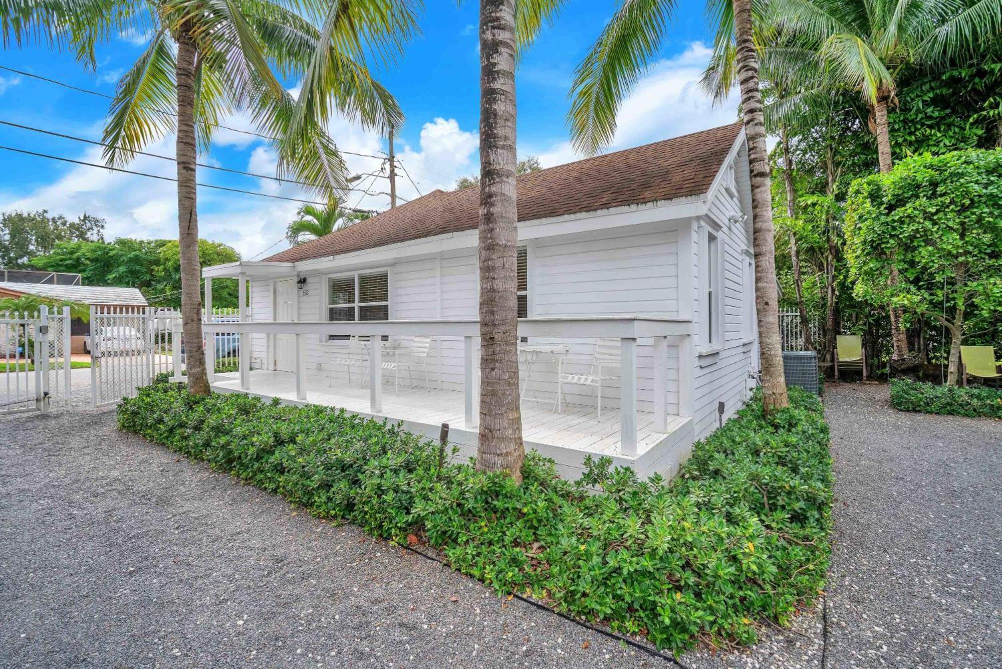 Grove Bay - 2/2 Gated Cottage-walk To Bay Miami