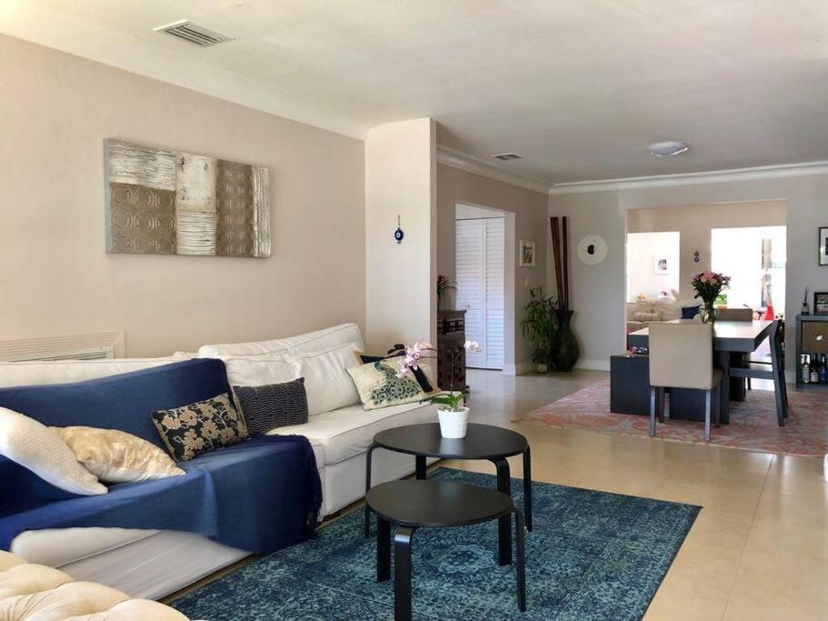 Holiday home Gorgeous 4 Bedroom With Pool Centrally Located *
